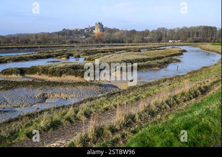 Brighton Großbritannien 18. Februar 2025 - Ein wunderschöner sonniger, aber kalter Morgen am Ufer des Flusses Adur in Shoreham bei Brighton, mit der Wettervorhersage, dass die Wettervorhersage in den nächsten Tagen in ganz Großbritannien viel milder, aber veränderlicher wird: Credit Simon Dack / Alamy Live News Stockfoto