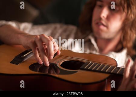 Junger Musiker Spielt Seine Akustikgitarre Stockfoto