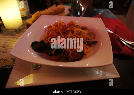 Miamis dampfend heißes Gericht mit Spaghetti mit Garnelen, Muscheln und Muscheln, gebadet in einer reichhaltigen Tomatensauce, ist eine köstliche und zufriedenstellende Mahlzeit. Perfekt für s Stockfoto