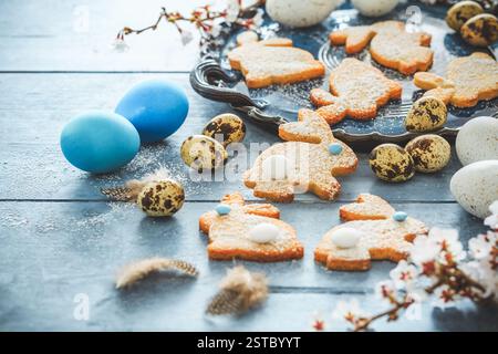 Hausgemachte Mandelhasen-Kekse zu Ostern mit Ostereiern in Blauton Stockfoto