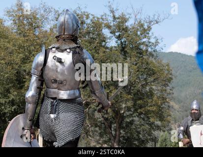 ritterturnier. ritter im Kampf. Ritterspiele im Kloster Studenica, Serbien. Stockfoto