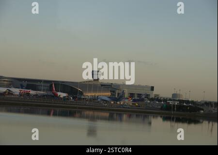 Miami International Airport Blick auf die Biscayne Bay. Passagierflugzeuge parken in der Nähe von Terminals. Geschäftiger Verkehrsknotenpunkt bereit für Abfahrten. Stockfoto