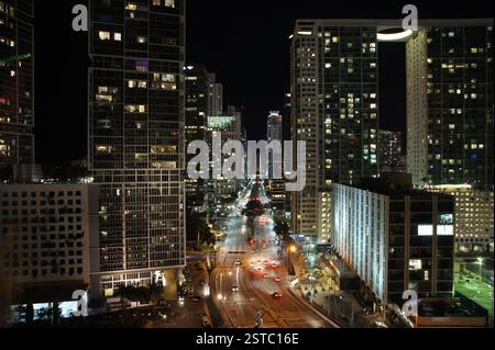 Blick aus der Vogelperspektive auf die Brickell Avenue, Miami bei Nacht. Beleuchtete Wolkenkratzer säumen die geschäftige Durchgangsstraße und zeigen die pulsierende Skyline der Stadt. Diese im Stockfoto