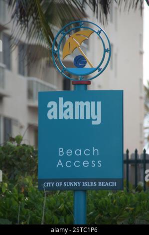 Das blau-weiße Schild in Miami zeigt in Richtung Strand. Öffentlicher Strandeingang. Wegsuche nach Sunny Isles Beach. Zugangsschild zum Strand. Folgen Sie der Beschilderung zum Relaxin Stockfoto