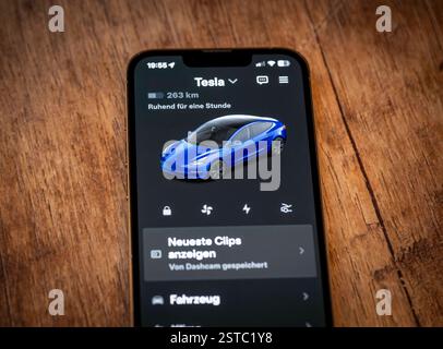 18.02.2025, Tesla-App auf einem iPhone13 Smartphone-Bildschirm. Mittels dieser App kann man viele Funktionen des Wagens per Handy fernsteuern: Aufsperren, Schliessen, Fenster öffnen, Kofferraum öffnen und schliessen, Ladeklappe öffnen und schliessen, Aufladen starten oder stoppen, Klimanlage, Vorheizen, Kühlen, Navigation, Herbeirufen Ferngesteuertes Fahren, Ladezeitplan, Handschlüssel, Kameraüberwachungsmodus, Sentry-Mode, Werkstattservice beantragen, Pannenhilfe beantragen, Sprechen über die Lautsprecheranlage im Auto, Überwachung sämtlicher Kameras in Echtzeit für Diebstahlschutz, etc Man kann Stockfoto