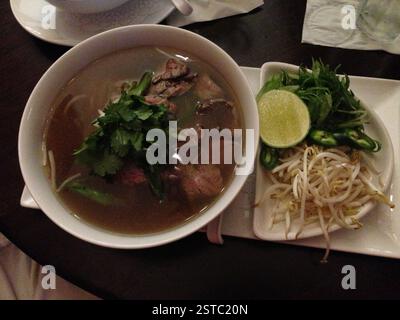 Miami. Eine Schüssel Pho-Suppe, Sojasprossen, Gemüse. Reichhaltige Rinderbrühe, Reisnudeln, dünn geschnittenes Rindfleisch. Stockfoto
