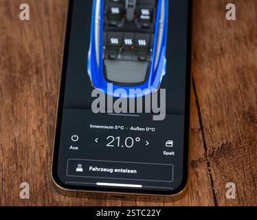 18.02.2025, Tesla-App auf einem iPhone13 Smartphone-Bildschirm. Mittels dieser App kann man viele Funktionen des Wagens per Handy fernsteuern: Aufsperren, Schliessen, Fenster öffnen, Kofferraum öffnen und schliessen, Ladeklappe öffnen und schliessen, Aufladen starten oder stoppen, Klimanlage, Vorheizen, Kühlen, Navigation, Herbeirufen Ferngesteuertes Fahren, Ladezeitplan, Handschlüssel, Kameraüberwachungsmodus, Sentry-Mode, Werkstattservice beantragen, Pannenhilfe beantragen, Sprechen über die Lautsprecheranlage im Auto, Überwachung sämtlicher Kameras in Echtzeit für Diebstahlschutz, etc Hier wir Stockfoto