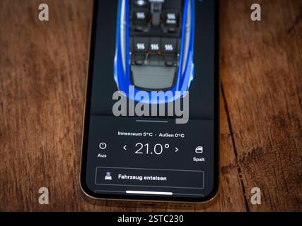 18.02.2025, Tesla-App auf einem iPhone13 Smartphone-Bildschirm. Mittels dieser App kann man viele Funktionen des Wagens per Handy fernsteuern: Aufsperren, Schliessen, Fenster öffnen, Kofferraum öffnen und schliessen, Ladeklappe öffnen und schliessen, Aufladen starten oder stoppen, Klimanlage, Vorheizen, Kühlen, Navigation, Herbeirufen Ferngesteuertes Fahren, Ladezeitplan, Handschlüssel, Kameraüberwachungsmodus, Sentry-Mode, Werkstattservice beantragen, Pannenhilfe beantragen, Sprechen über die Lautsprecheranlage im Auto, Überwachung sämtlicher Kameras in Echtzeit für Diebstahlschutz, etc Hier wir Stockfoto