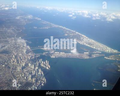 Aus der Vogelperspektive Miami. Stadtlandschaft mit Wolkenkratzern und Stränden. Küstenmetropole. Stockfoto