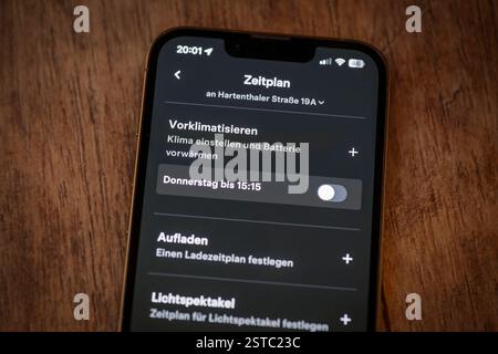 18.02.2025, Tesla-App auf einem iPhone13 Smartphone-Bildschirm. Mittels dieser App kann man viele Funktionen des Wagens per Handy fernsteuern: Aufsperren, Schliessen, Fenster öffnen, Kofferraum öffnen und schliessen, Ladeklappe öffnen und schliessen, Aufladen starten oder stoppen, Klimanlage, Vorheizen, Kühlen, Navigation, Herbeirufen Ferngesteuertes Fahren, Ladezeitplan, Handschlüssel, Kameraüberwachungsmodus, Sentry-Mode, Werkstattservice beantragen, Pannenhilfe beantragen, Sprechen über die Lautsprecheranlage im Auto, Überwachung sämtlicher Kameras in Echtzeit für Diebstahlschutz, etc Hier wir Stockfoto