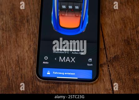 18.02.2025, Tesla-App auf einem iPhone13 Smartphone-Bildschirm. Mittels dieser App kann man viele Funktionen des Wagens per Handy fernsteuern: Aufsperren, Schliessen, Fenster öffnen, Kofferraum öffnen und schliessen, Ladeklappe öffnen und schliessen, Aufladen starten oder stoppen, Klimanlage, Vorheizen, Kühlen, Navigation, Herbeirufen Ferngesteuertes Fahren, Ladezeitplan, Handschlüssel, Kameraüberwachungsmodus, Sentry-Mode, Werkstattservice beantragen, Pannenhilfe beantragen, Sprechen über die Lautsprecheranlage im Auto, Überwachung sämtlicher Kameras in Echtzeit für Diebstahlschutz, etc Hier wir Stockfoto