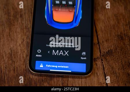 18.02.2025, Tesla-App auf einem iPhone13 Smartphone-Bildschirm. Mittels dieser App kann man viele Funktionen des Wagens per Handy fernsteuern: Aufsperren, Schliessen, Fenster öffnen, Kofferraum öffnen und schliessen, Ladeklappe öffnen und schliessen, Aufladen starten oder stoppen, Klimanlage, Vorheizen, Kühlen, Navigation, Herbeirufen Ferngesteuertes Fahren, Ladezeitplan, Handschlüssel, Kameraüberwachungsmodus, Sentry-Mode, Werkstattservice beantragen, Pannenhilfe beantragen, Sprechen über die Lautsprecheranlage im Auto, Überwachung sämtlicher Kameras in Echtzeit für Diebstahlschutz, etc Hier wir Stockfoto