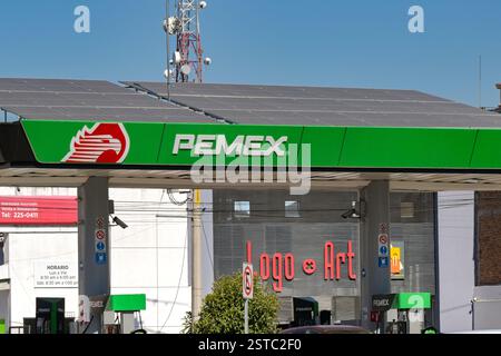 Puerto Vallarta, Mexiko - 15. Januar 2025: Tankstelle des Ölunternehmens Pemex in der mexikanischen Stadt Peurto Vallarta. Stockfoto