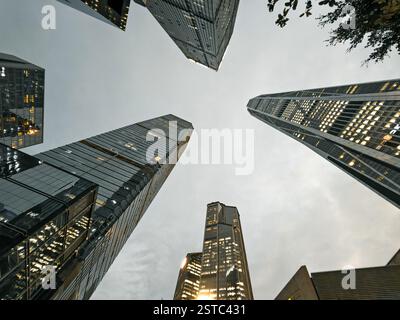 Shenzhen, China - 12. Februar 2025 : Niedrigwinkelaufnahme moderner Wolkenkratzer in Shenzhen, China, die bis zum Himmel reichen. Urbane Szene mit Stockfoto