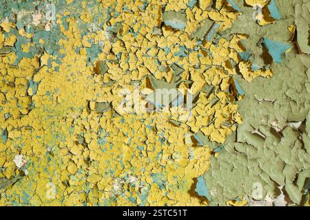 Alte beschädigte gelbe Farbe an einer Betonwand Stockfoto