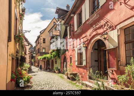 Allee in der Altstadt von Riquewihr, ein beliebtes Reiseziel für Touristen, bekannt für seine schönen Fachwerkhäuser, Elsass, Frankreich Stockfoto