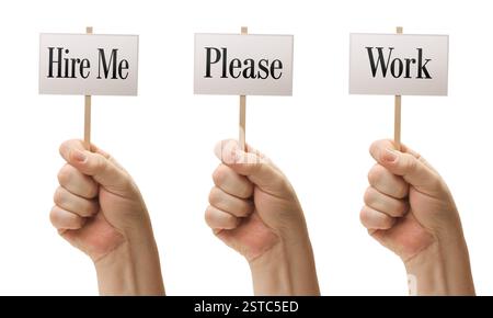 Drei Zeichen in Fäusten, auf denen steht: „Hire me, Please and Wo“ Stockfoto