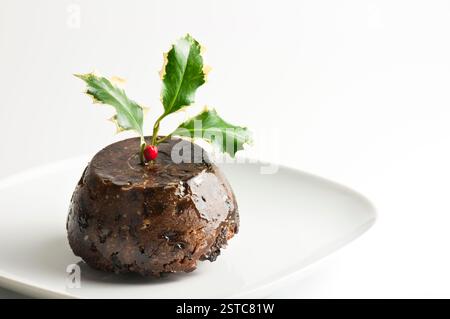 Traditioneller englischer Weihnachtspudding mit stechpalme l Stockfoto