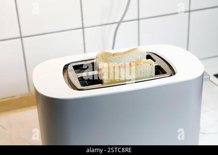 Toaster mit zwei gerösteten Brotstücken. Hochwertige Fotos Stockfoto