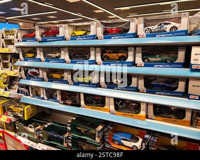 Lviv, Ukraine - 16. Februar 2025: Ausstellung von Modellautos und Motorrädern in bunten Verpackungen in Verkaufsregalen Stockfoto