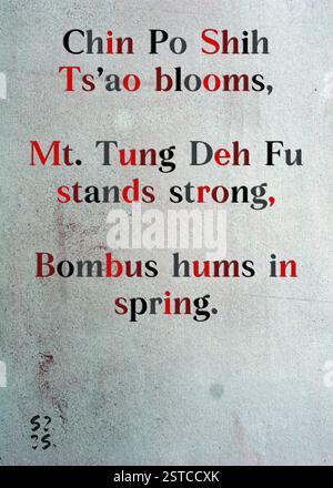 Chin Po Shih TS'ao Blooms, Mt. Tung Deh Fu steht stark, Bombus summt im Frühling. Bartholomew Hawkes Silberne Schriftstellergilde. Kunst von Zsuzsa Szikra. Poetry Art Print, Triplumes ist eine einzigartige poetische Form, die vom traditionellen Haiku inspiriert ist und aus drei Linien besteht, die Momente der Klarheit, der Emotionen und der Einsicht einfangen. In unserer Kollektion setzen wir uns für die Freiheit der Sprache ein, wo das Vermischen von Wörtern und das Entfernen von Bindestrichen mehr ist als eine stilistische Wahl – sie ist eine Möglichkeit, Einheit und Nähe zwischen Ideen zu vermitteln und einen fließenden, kompakten Ausdruck zu schaffen, der mit den Rhythmen des modernen Lebens in Einklang steht. Stockfoto