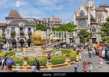 Französisch inspiriertes Dorf im Vergnügungspark Ba Na Hills Sunworld in Danang Vietnam Stockfoto