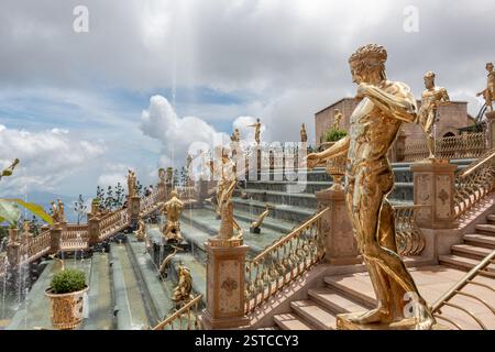 Europäisch inspirierte goldene Statuen und Wasserbrunnen in den Ba Na Hills in da Nang Vietnam Stockfoto