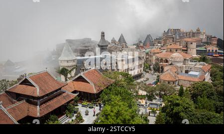 Französisch-europäisch inspirierte Dorfgebäude im Ba Na Hills Sunworld Vergnügungspark in Danang Vietnam an einem nebelbewölkten Tag Stockfoto