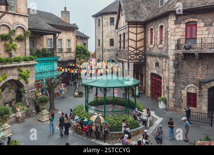 Französisch inspirierte Dorfgebäude im Ba Na Hills Sunworld Vergnügungspark in Danang Vietnam an einem nebelbewölkten Tag Stockfoto