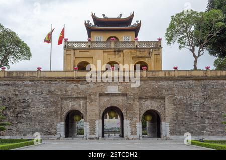 Gelbes Backsteindesign mit traditioneller vietnamesischer Architektur an der Kaiserlichen Zitadelle von Thang Long in Hanoi Vietnam Stockfoto