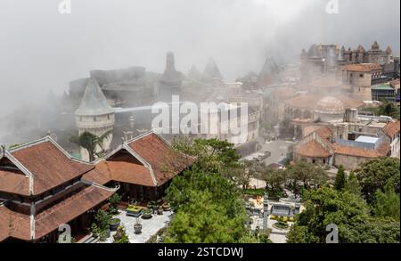 Französisch-europäisch inspirierte Dorfgebäude im Ba Na Hills Sunworld Vergnügungspark in Danang Vietnam an einem nebelbewölkten Tag Stockfoto
