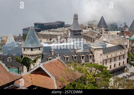 Französisch-europäisch inspirierte Dorfgebäude im Ba Na Hills Sunworld Vergnügungspark in Danang Vietnam an einem nebelbewölkten Tag Stockfoto