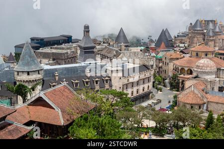 Französisch-europäisch inspirierte Dorfgebäude im Ba Na Hills Sunworld Vergnügungspark in Danang Vietnam an einem nebelbewölkten Tag Stockfoto