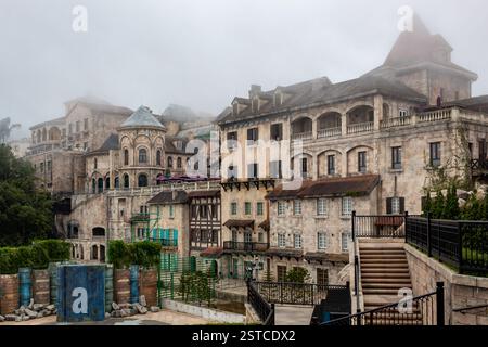 Französisch-europäisch inspirierte Dorfgebäude im Ba Na Hills Sunworld Vergnügungspark in Danang Vietnam an einem nebelbewölkten Tag Stockfoto