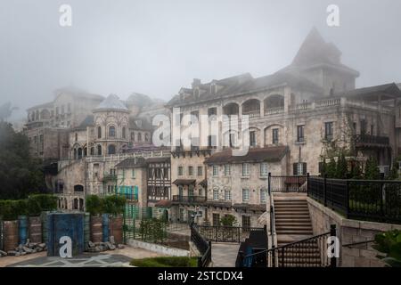 Französisch-europäisch inspirierte Dorfgebäude im Ba Na Hills Sunworld Vergnügungspark in Danang Vietnam an einem nebelbewölkten Tag Stockfoto