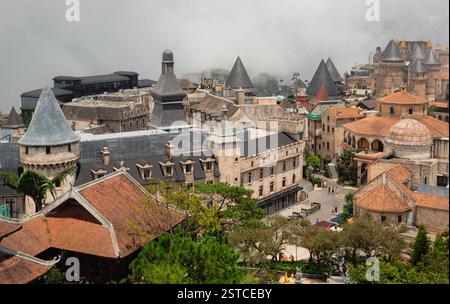 Französisch-europäisch inspirierte Dorfgebäude im Ba Na Hills Sunworld Vergnügungspark in Danang Vietnam an einem nebelbewölkten Tag Stockfoto
