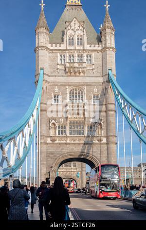 Aufwändige, detaillierte Architektur der berühmten London Tower Bridge entlang der Themse. Foto in London, Großbritannien, an einem bewölkten Tag Stockfoto