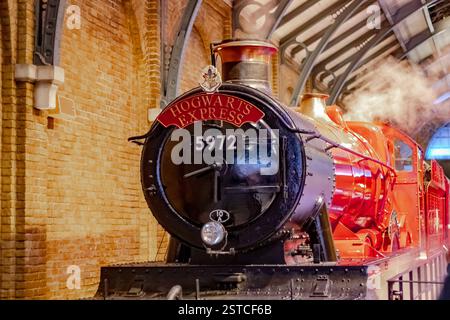 London, Großbritannien - 27. Dezember 2019: Red Harry Potter Howarts Express Lokomotivzug im Warner Bros Studio. Foto in London Stockfoto