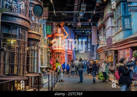 Harry Potter World Diagon Alley Wizard Einkaufsviertel. Foto aufgenommen bei der Wizarding World of Harry Potter Warner Bros Tour in London, Großbritannien Stockfoto