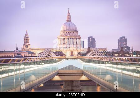 Der berühmte Millennium Bridge Fußweg führt zur St. Pauls Cathedral. Foto aufgenommen während der Morgenröte in London, Großbritannien. Stockfoto