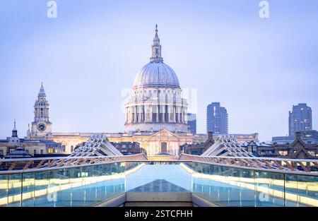 Der berühmte Millennium Bridge Fußweg führt zur St. Pauls Cathedral. Foto aufgenommen während der Morgenröte in London, Großbritannien. Stockfoto