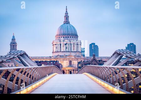 Der berühmte Millennium Bridge Fußweg führt zur St. Pauls Cathedral. Foto aufgenommen während der Morgenröte in London, Großbritannien. Stockfoto