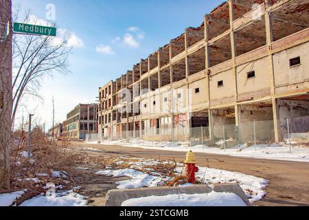 Altes verlassenes Fabrikgebäude in Detroit Michigan an einem kalten Winterschneetag Stockfoto