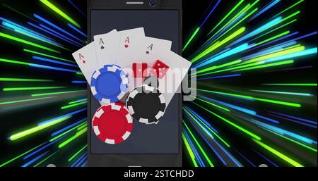 Pokerchips, Würfel und Spielkarten Bild über Smartphone mit bunten Streifen Hintergrund Stockfoto