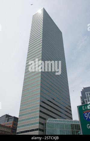 Boston ist eine Stadt der Wolkenkratzer. Ihre Glasfassaden reflektieren das Sonnenlicht und schaffen eine schillernde Präsentation. Horizontale Linien unterstreichen ihren aufragenden hei Stockfoto