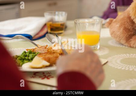 Ältere Menschen, die Essen Stockfoto