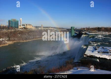 Niagarafälle und Rainbow Bridge im Winter, New Yo Stockfoto