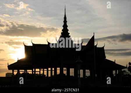 Silhouette von Moonlight Pavailion bei Sonnenuntergang, Royal Stockfoto