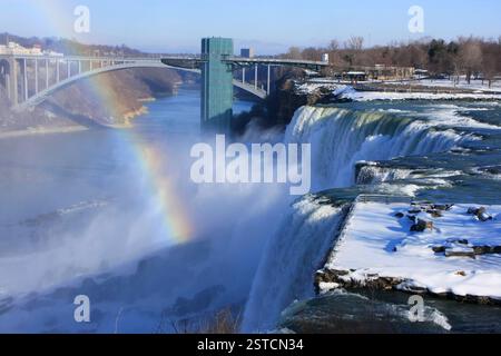 Niagarafälle und Rainbow Bridge im Winter, New Yo Stockfoto