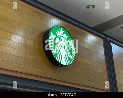 Guangzhou, China - 27. Januar 2024: Starbucks-Café. Starbucks Coffee ist eine US-amerikanische Coffee-Shops-Kette, die in Seattle gegründet wurde. Stockfoto